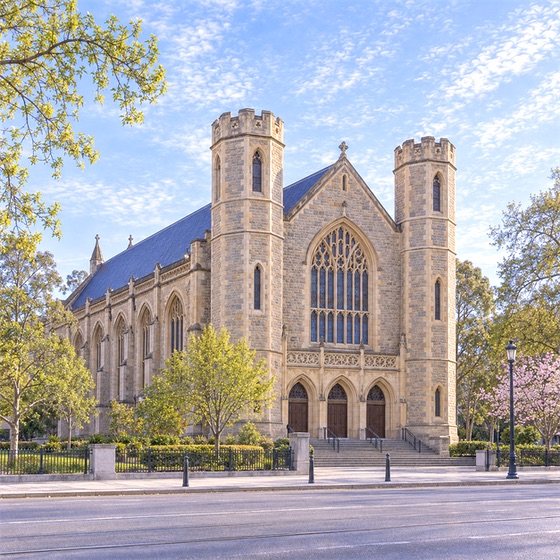 阿德莱德大学 Adelaide City 校区:Bonython Hall 双塔与三门入口的春季清晨无人 AI 示意图
