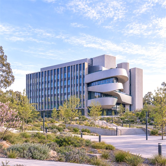 迪肯大学 Burwood 校区:LC 法学院楼曲面锌板立面与春季清晨校园 AI 示意图