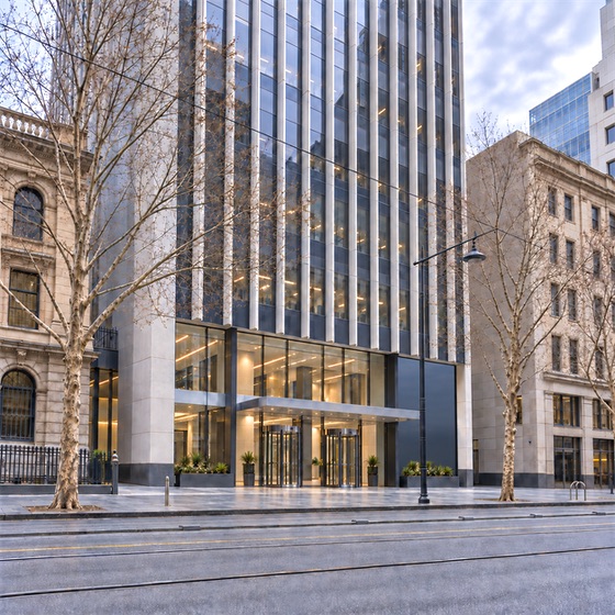 拉筹伯大学 City 校区:拉筹伯大学 City Campus 所在 360 Collins Street 写字楼门厅、塔身下段与冬季 Collins Street 电车街景的 AI 。