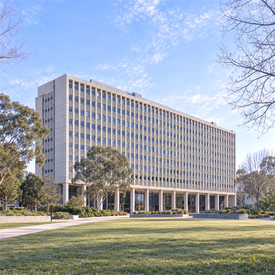 莫纳什大学 Clayton 校区:Menzies 大楼的冬日晴冷庭院 AI 示意图