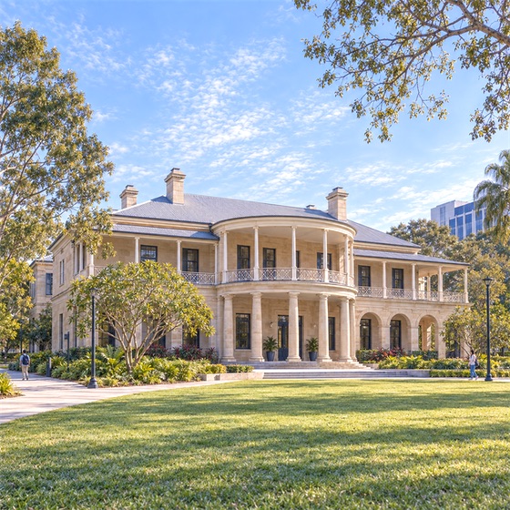 昆士兰科技大学 Gardens Point 校区:Old Government House 圆弧门廊与草坪的冬日 AI 。