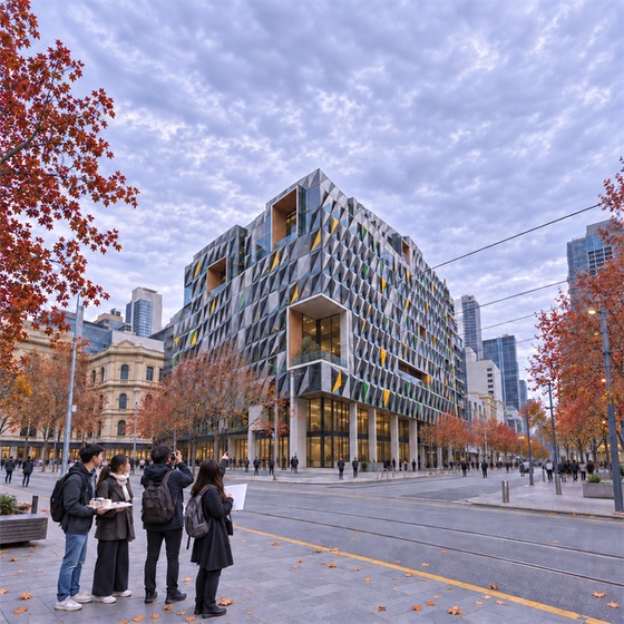 RMIT 城市校区:Swanston Academic Building 的秋季阴天街景 AI 示意图,四名学生观察建筑和拍摄模型。