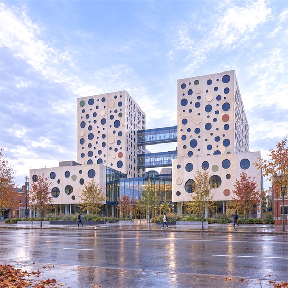 斯威本科技大学 Hawthorn 校区:ATC 圆孔白色双塔的秋季雨后街景 AI 示意图