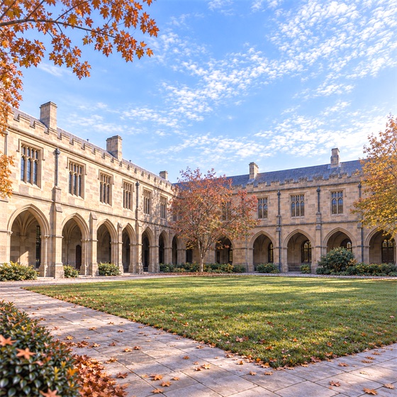 墨尔本大学 Parkville 校区:Old Quad 石造回廊与内庭草坪的秋日上午 AI 。
