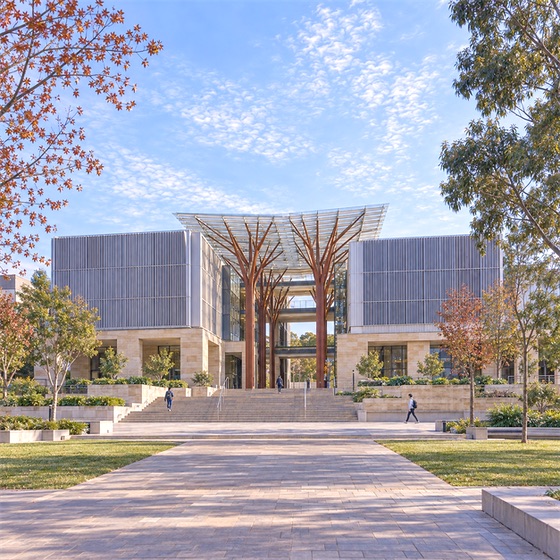 新南威尔士大学(UNSW)Kensington 校区:John Niland Scientia Building 的砂岩基座和树状木支架门厅秋日 AI 。