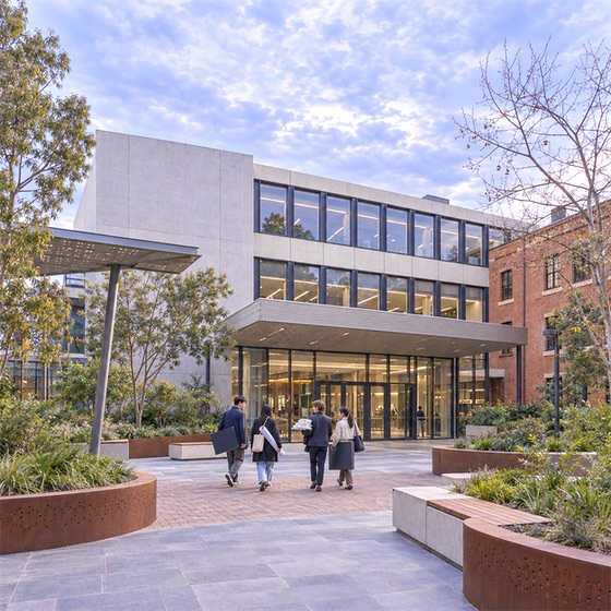 新南威尔士大学(UNSW)Paddington 校区:Block D 图书馆入口与升级中央庭院中的冬日学生 AI 。