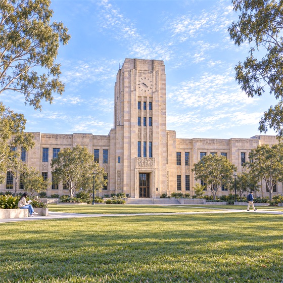 昆士兰大学 St Lucia 校区:Forgan Smith 大楼与 Great Court 草坪的冬日 AI 。
