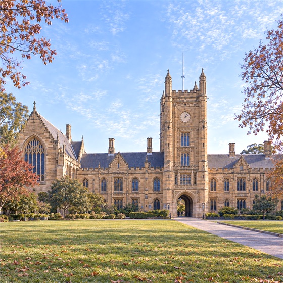 悉尼大学 Camperdown/Darlington 校区:Quadrangle 钟楼与 Great Hall 的秋日上午无人 AI 示意图